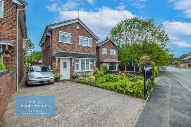 Three Bedroom Detached Property with Detached Gar