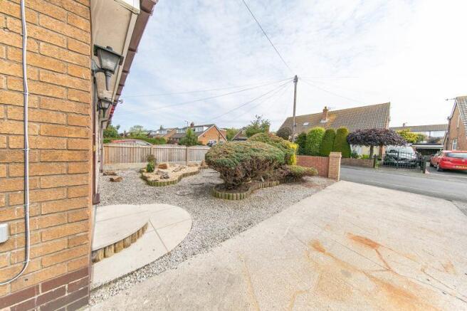 Front garden & driveway