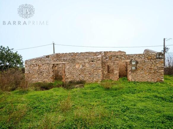 Plot with a house for refurbishment in Bela Salema, Faro