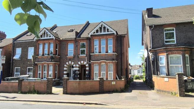 Studio flat on Biscot Road, Luton, £38,000