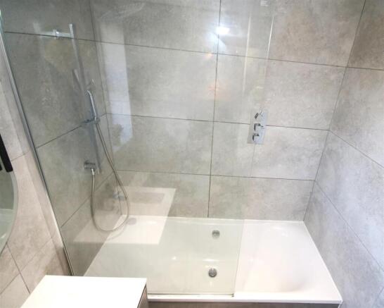 Bathroom b.JPG
