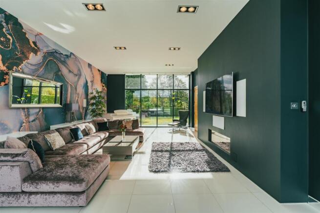 5 bed Detached for sale Image 5