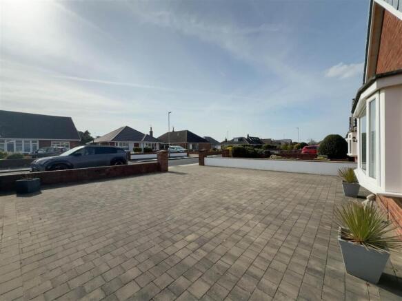 Finsbury Avenue, 19 - Front Garden 1.JPG