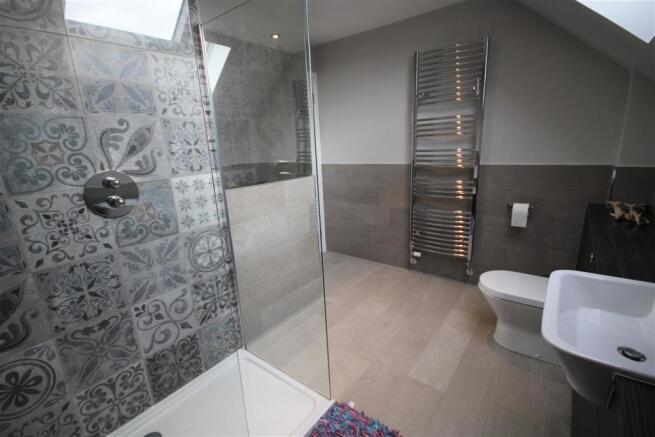 EN-SUITE SHOWER ROOM