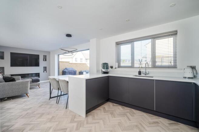 4 bed Detached for sale Image 6