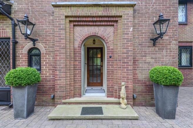 5 bed Detached for sale Image 5