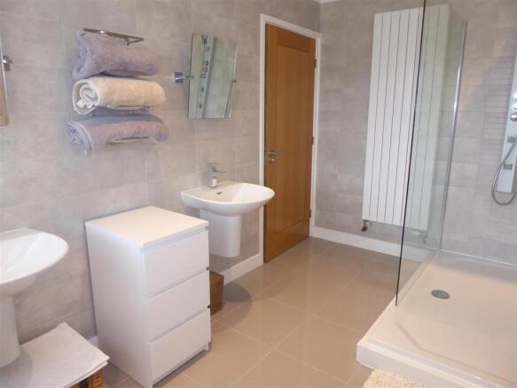 EN SUITE SHOWER ROOM