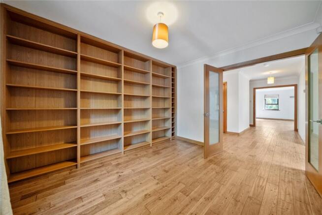 5 bed Detached for sale Image 6