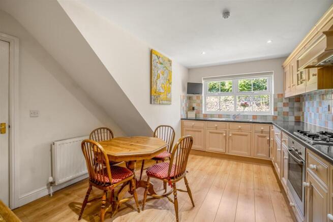 5 bed Detached for sale Image 9