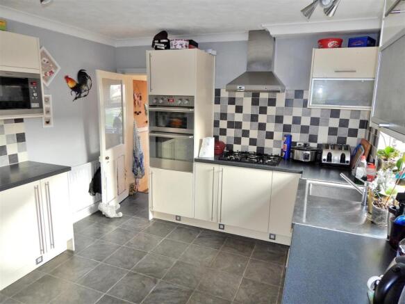 KITCHEN 1.JPG