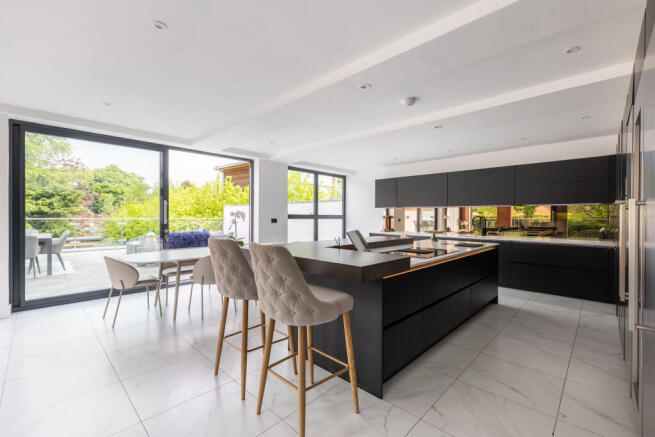 5 bed Detached for sale Image 5