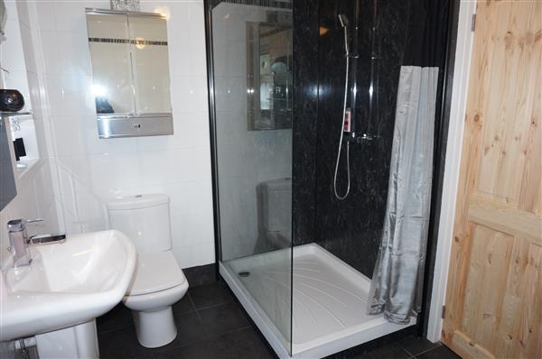 FAMILY BATHROOM :