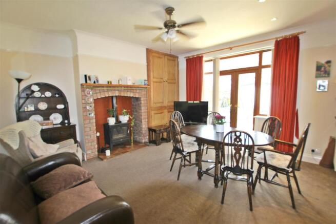 KITCHEN/DINING ROOM