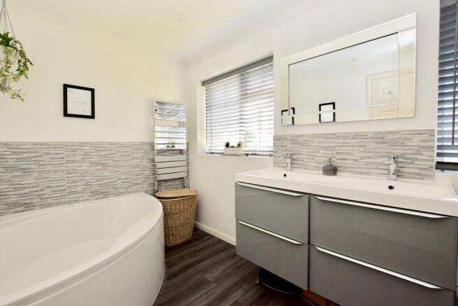 4 bed Detached for sale Image 10
