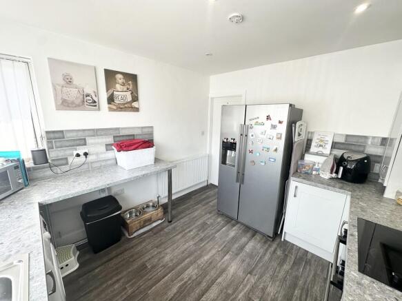 3 bed Semi-Detached to rent Image 10