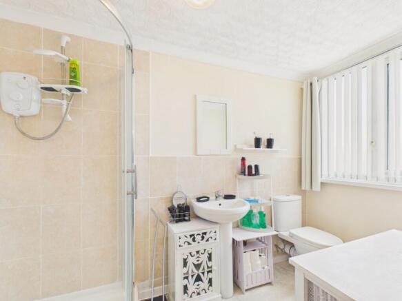 4 bed Semi-Detached Bungalow for sale Image 7