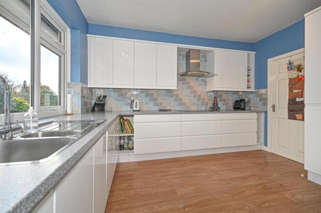 L SHAPED KITCHEN/DINER