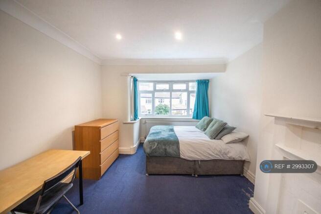 5 bed Semi-Detached to rent Image 8