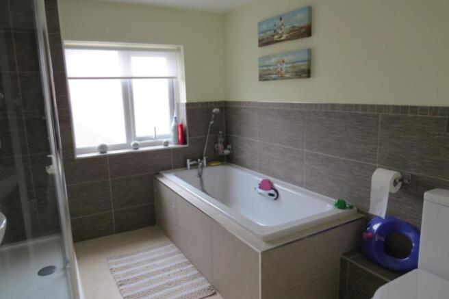 LUXURY AND SPACIOUS BATHROOM/W.C.