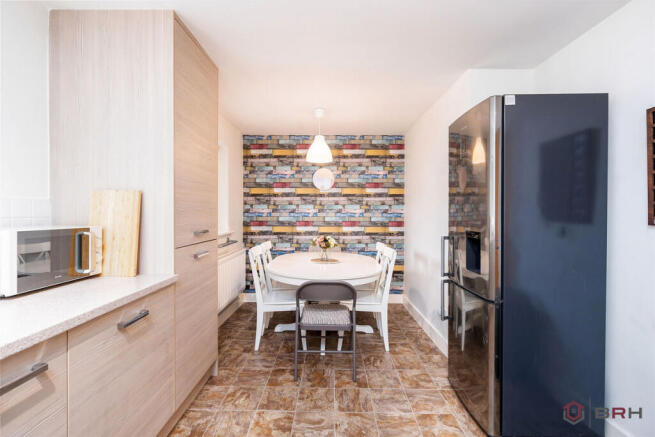 3 bed Apartment to rent Image 5