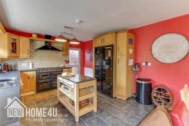 KITCHEN/ DINING: