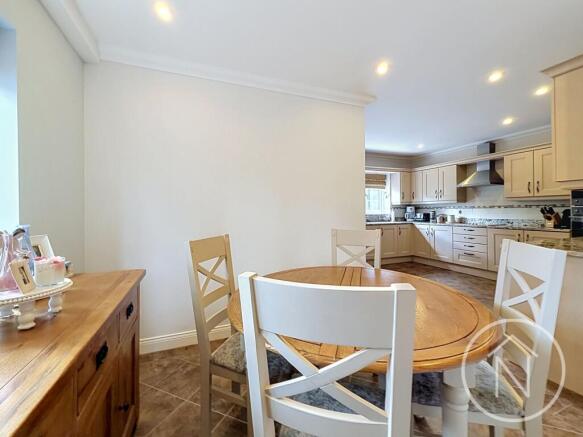 5 bed Detached for sale Image 7