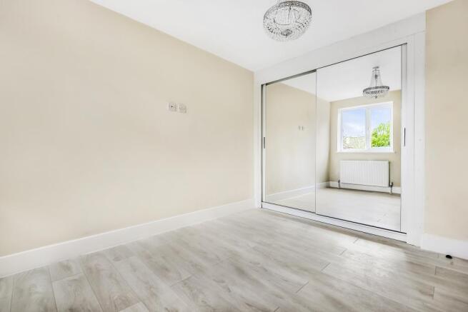 Double Bedroom with Build in Wardrobes