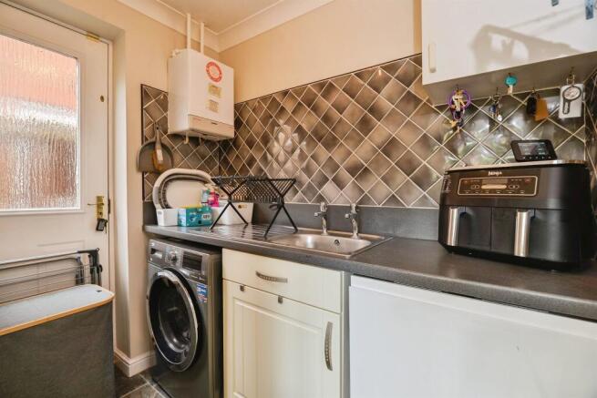 5 bed Detached for sale Image 8