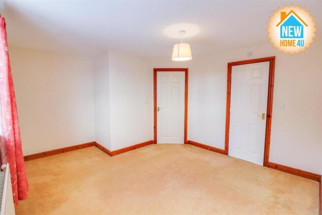 MAIN BEDROOM: