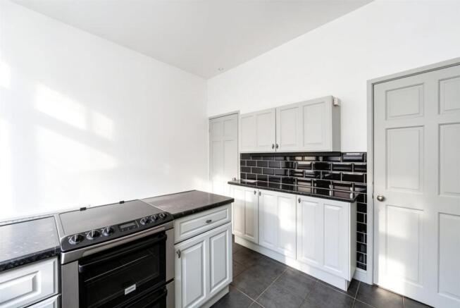 2 bed Terraced to rent Image 6