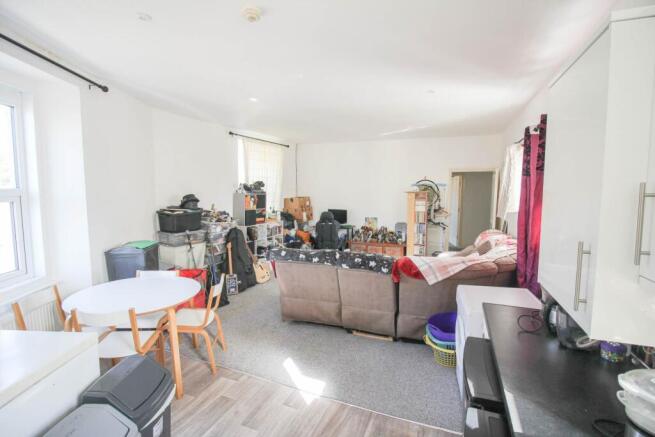 Centrally Located**Lift & Stair Access**3 Double Bedrooms**En Suite & Walk in Wardrobe** photo 4