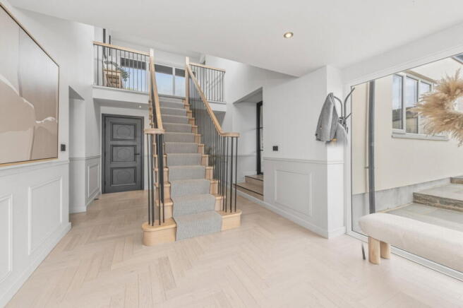 5 bed Detached to rent Image 12