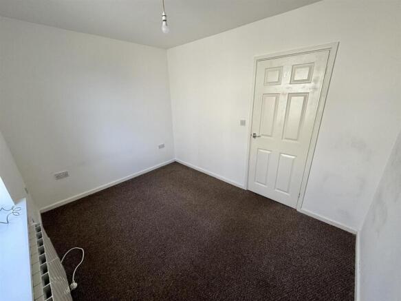Bedroom (2/2)