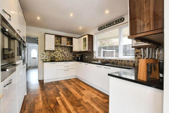 5 bed Semi-Detached for sale Image 11
