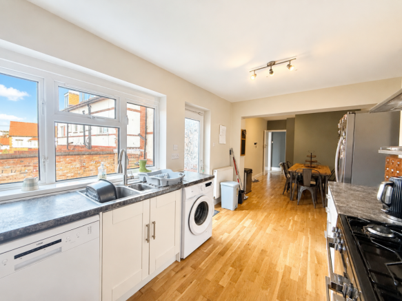 6 bed Semi-Detached for sale Image 5