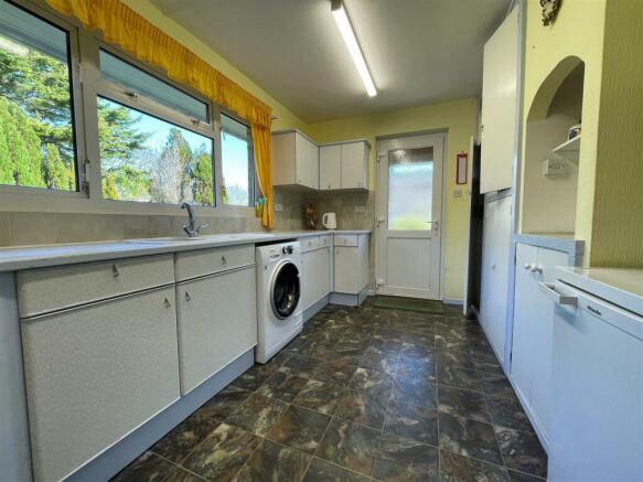 Kitchen 2.jpg