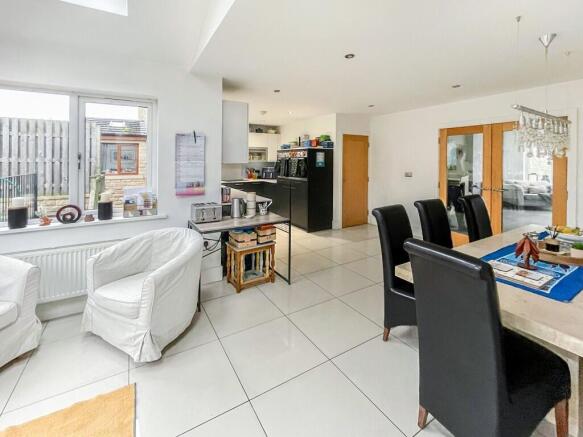 5 bed Detached for sale Image 6