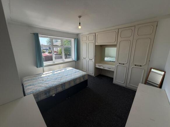 4 bed House to rent Image 12