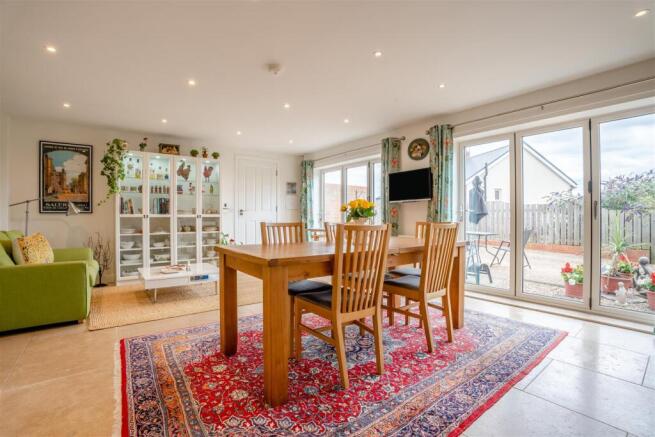 3 bed Semi-Detached for sale Image 6