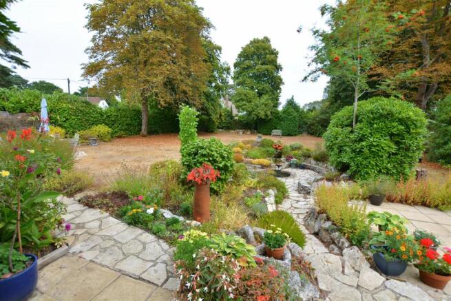 Rear garden new 2.JPG