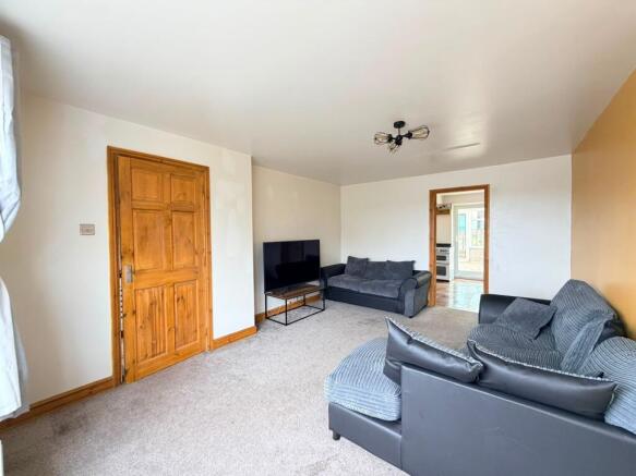 3 bed Semi-Detached for sale Image 6