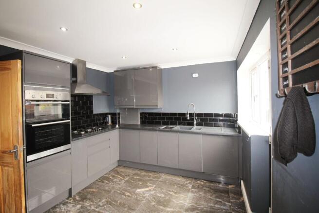 3 bed Semi-Detached to rent Image 5