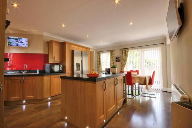 4 bed Detached Bungalow for sale Image 6