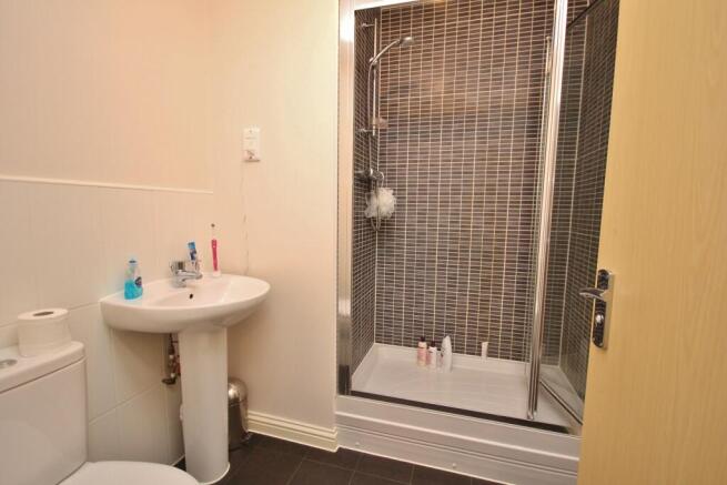 43 Dunnock Way, St Ives, en suite