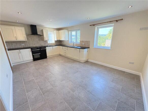 4 bed Detached to rent Image 8