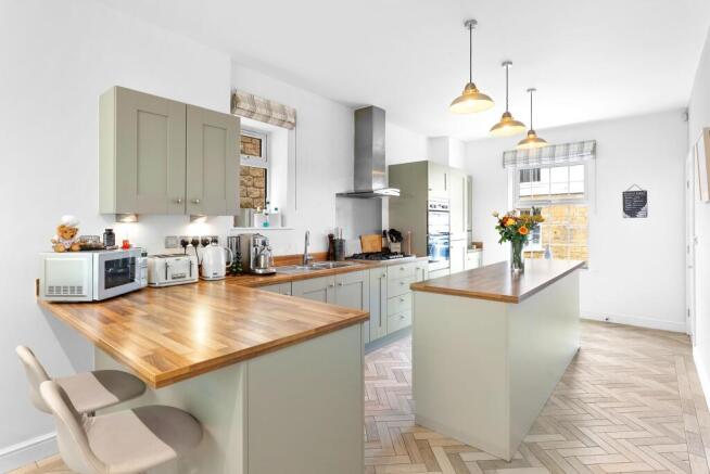 4 bed Semi-Detached for sale Image 6