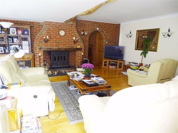 LARGE SITTING ROOM