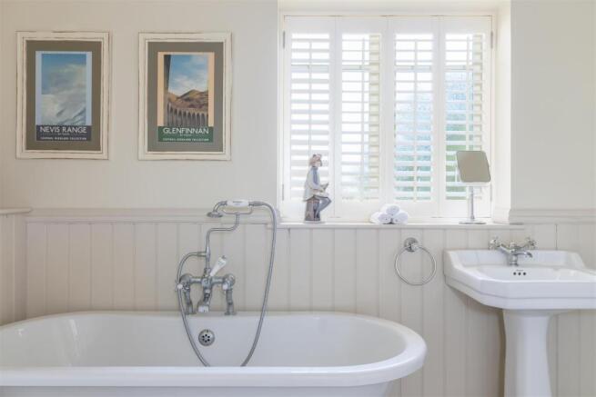 FIRST FLOOR BATHROOM
