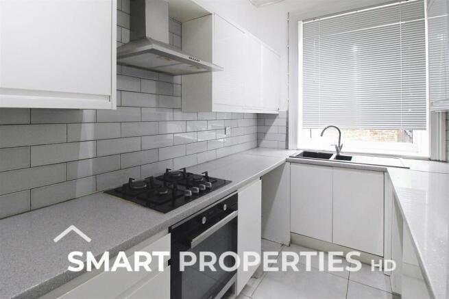 3 bed Terraced to rent Image 5