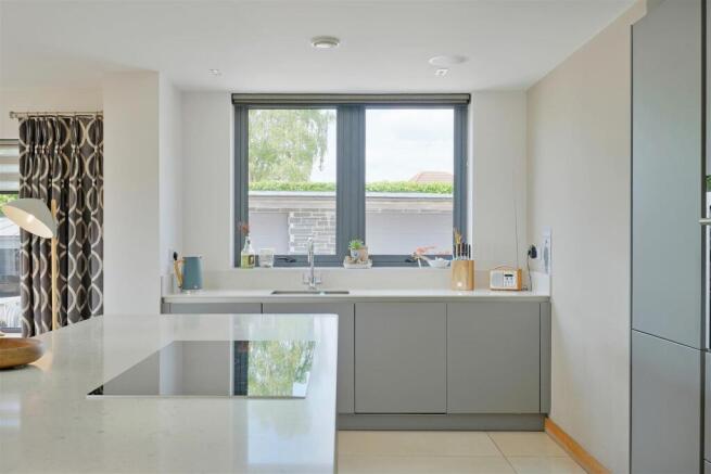 4 bed Detached to rent Image 8